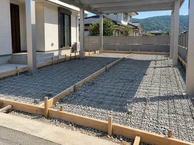 土間コンクリートを打つ前のワイヤーメッシュと型枠